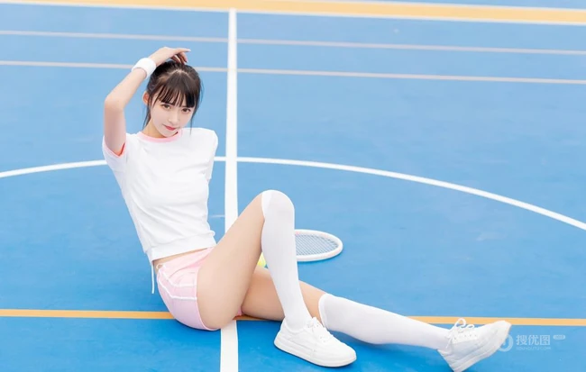 打网球的身高腿长马尾辫少女紧身运动衣短裤长筒袜着身元气满满写真
