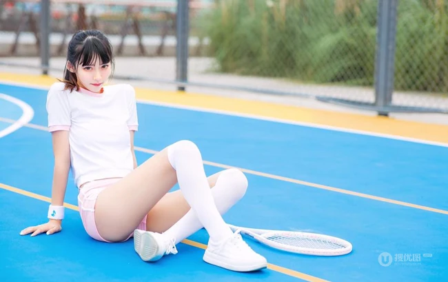 打网球的身高腿长马尾辫少女紧身运动衣短裤长筒袜着身元气满满写真