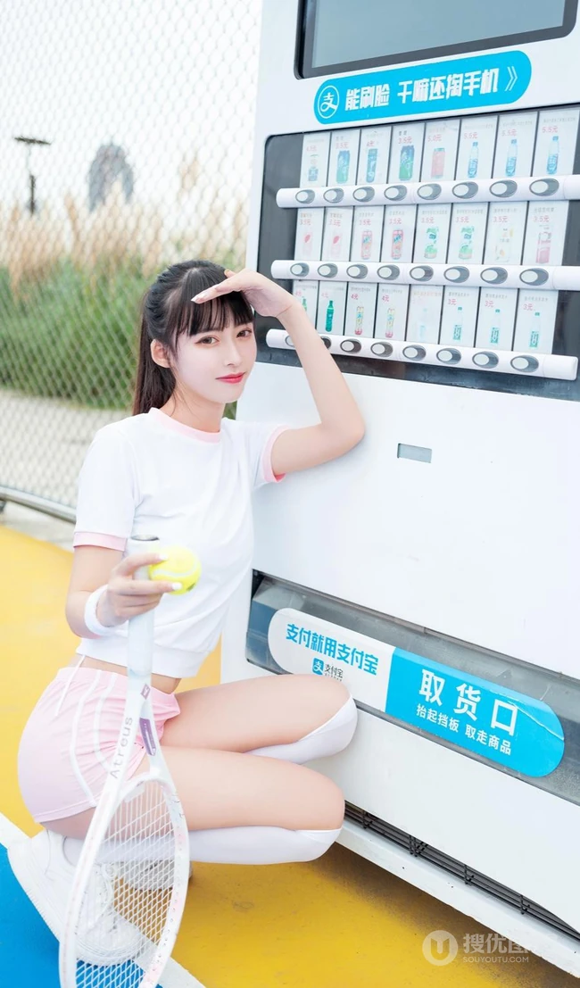 打网球的身高腿长马尾辫少女紧身运动衣短裤长筒袜着身元气满满写真