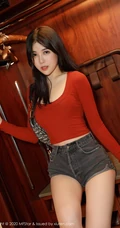 魔鬼身材漂亮女生小姐姐韩静安紧身红色T恤牛仔热裤柔美气质室内写真图集