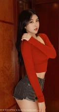 魔鬼身材漂亮女生小姐姐韩静安紧身红色T恤牛仔热裤柔美气质室内写真图集