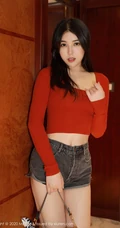 魔鬼身材漂亮女生小姐姐韩静安紧身红色T恤牛仔热裤柔美气质室内写真图集