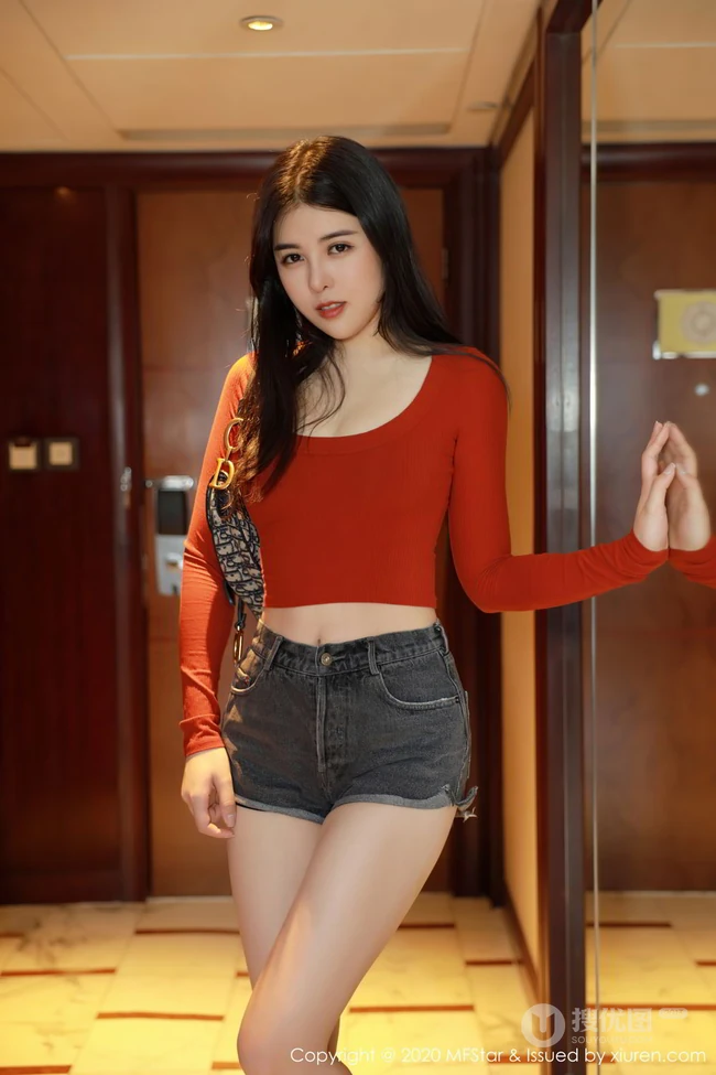 魔鬼身材漂亮女生小姐姐韩静安紧身红色T恤牛仔热裤柔美气质室内写真图集