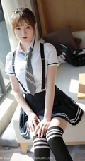 马尾辫女生嫩模yoo优优清纯学院风校服短裙长筒袜落地窗前写真美图集