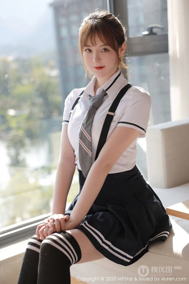 马尾辫女生嫩模yoo优优清纯学院风校服短裙长筒袜落地窗前写真美图集