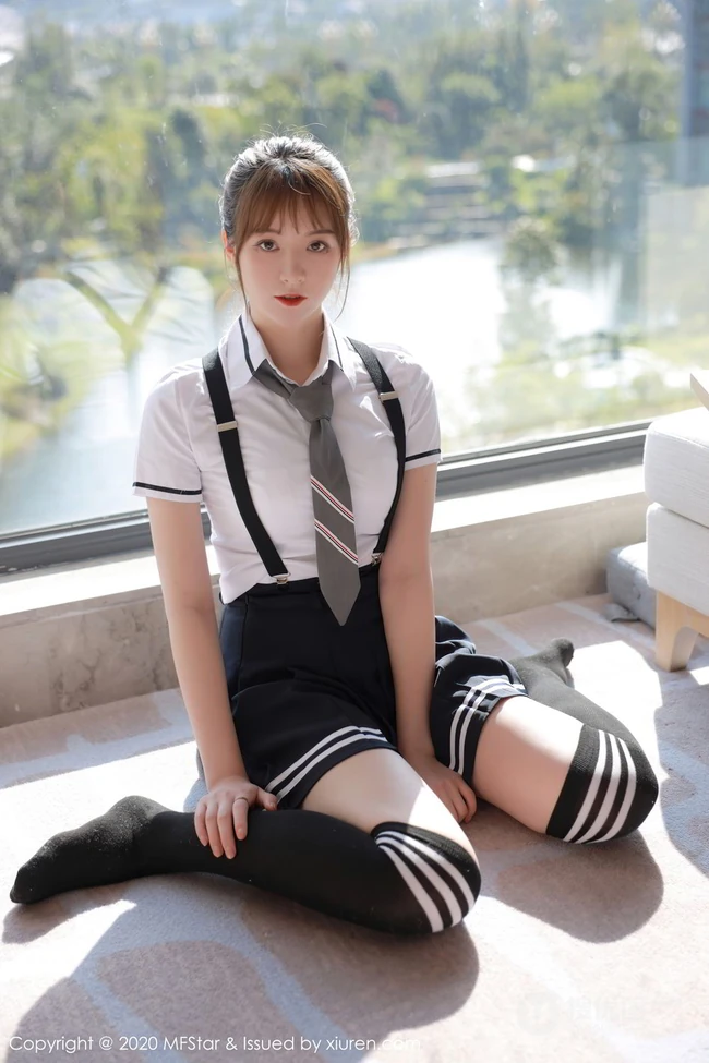 马尾辫女生嫩模yoo优优清纯学院风校服短裙长筒袜落地窗前写真美图集