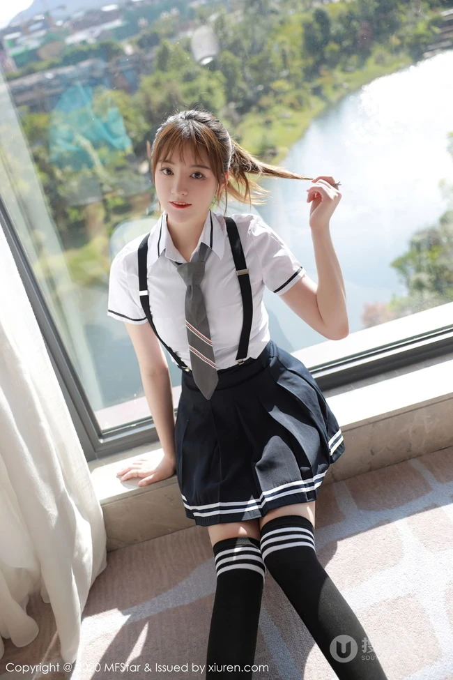 马尾辫女生嫩模yoo优优清纯学院风校服短裙长筒袜落地窗前写真美图集