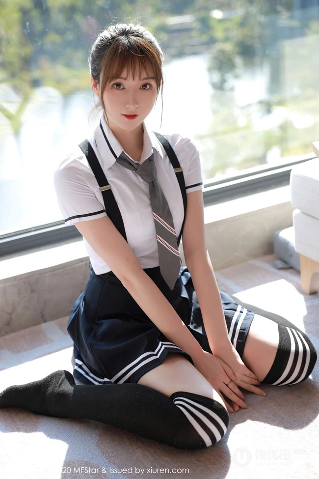 马尾辫女生嫩模yoo优优清纯学院风校服短裙长筒袜落地窗前写真美图集