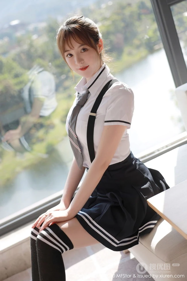 马尾辫女生嫩模yoo优优清纯学院风校服短裙长筒袜落地窗前写真美图集