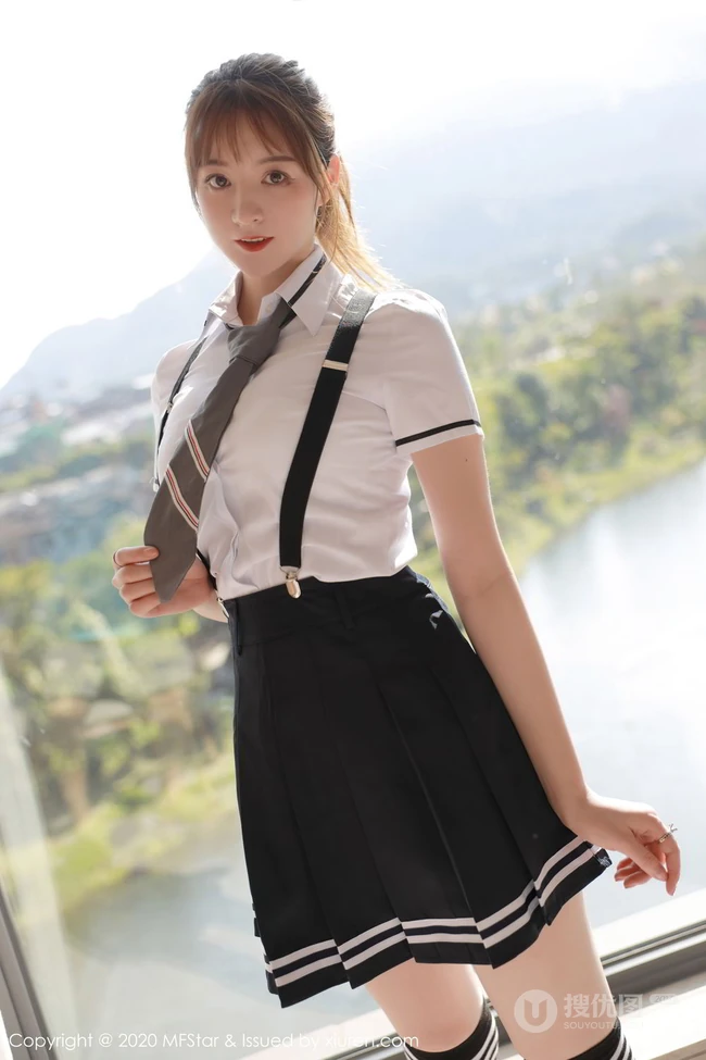马尾辫女生嫩模yoo优优清纯学院风校服短裙长筒袜落地窗前写真美图集