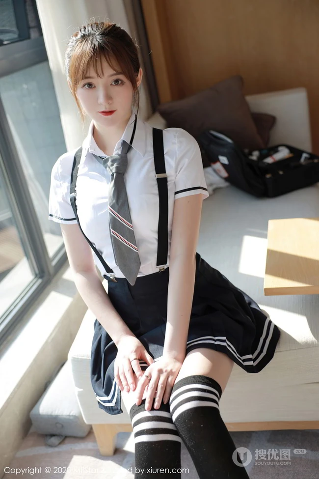 马尾辫女生嫩模yoo优优清纯学院风校服短裙长筒袜落地窗前写真美图集