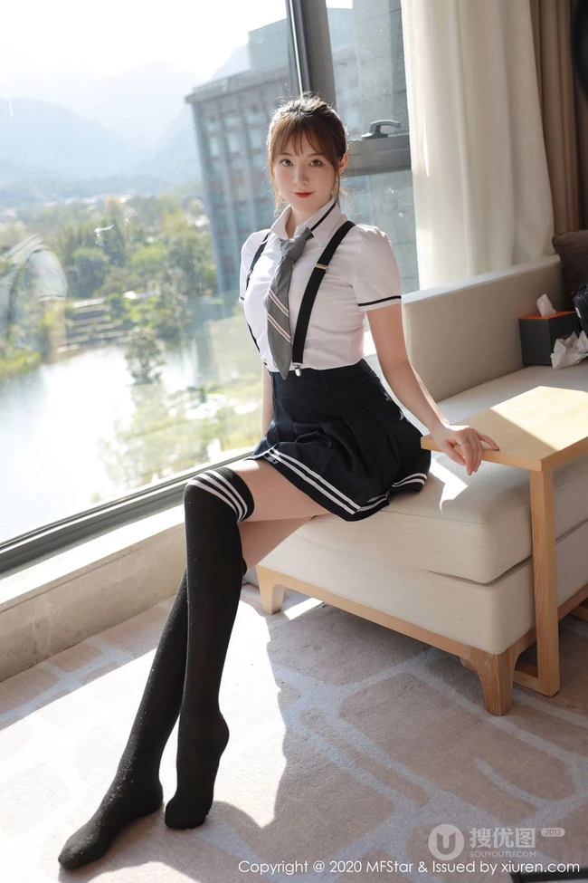 马尾辫女生嫩模yoo优优清纯学院风校服短裙长筒袜落地窗前写真美图集