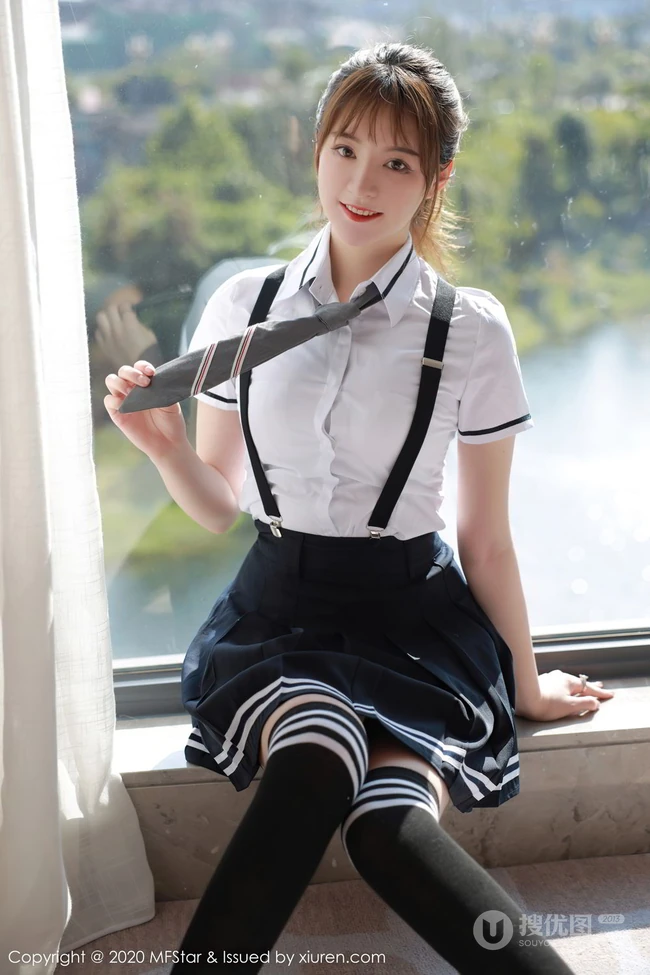马尾辫女生嫩模yoo优优清纯学院风校服短裙长筒袜落地窗前写真美图集