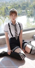 马尾辫女生嫩模yoo优优清纯学院风校服短裙长筒袜落地窗前写真美图集