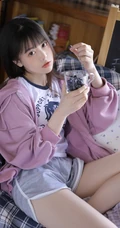 喜欢吃蓝莓的可爱卫衣短裤大眼睛萌少女居家沙发悠闲写真照片