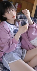 喜欢吃蓝莓的可爱卫衣短裤大眼睛萌少女居家沙发悠闲写真照片