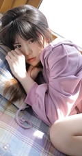 喜欢吃蓝莓的可爱卫衣短裤大眼睛萌少女居家沙发悠闲写真照片