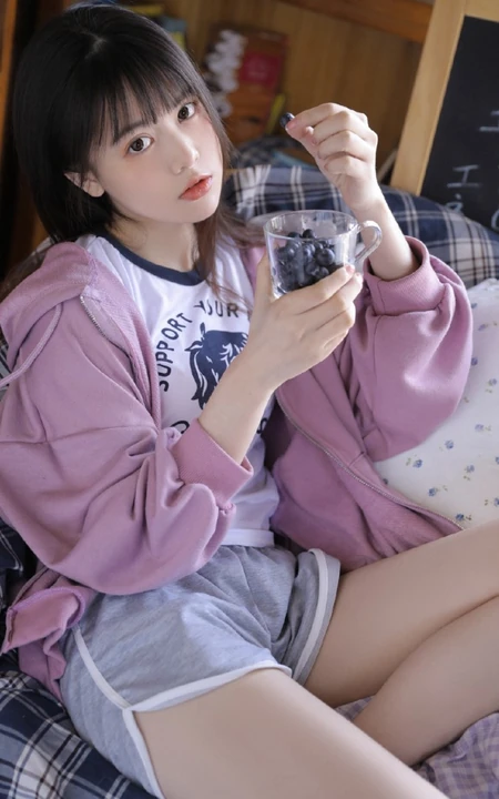 喜欢吃蓝莓的可爱卫衣短裤大眼睛萌少女居家沙发悠闲写真照片