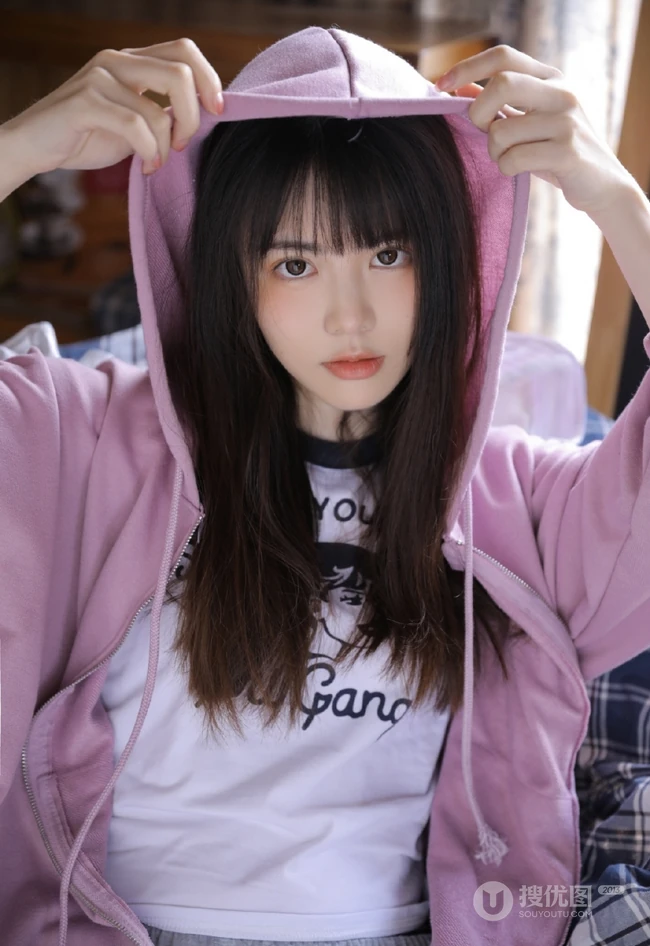 喜欢吃蓝莓的可爱卫衣短裤大眼睛萌少女居家沙发悠闲写真照片
