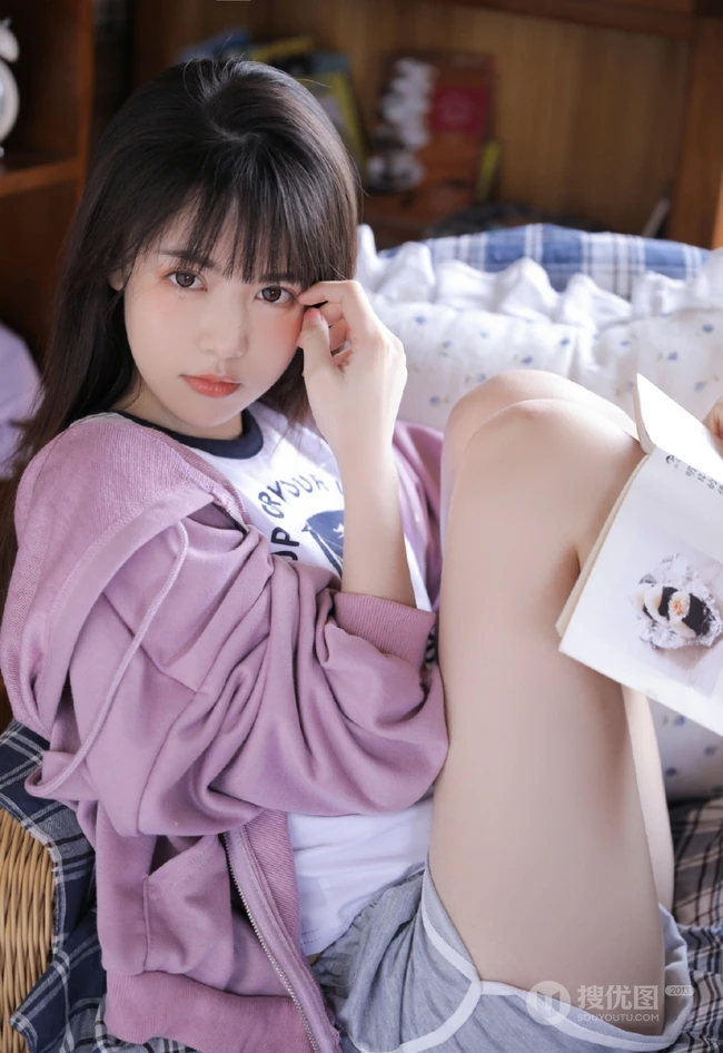 喜欢吃蓝莓的可爱卫衣短裤大眼睛萌少女居家沙发悠闲写真照片