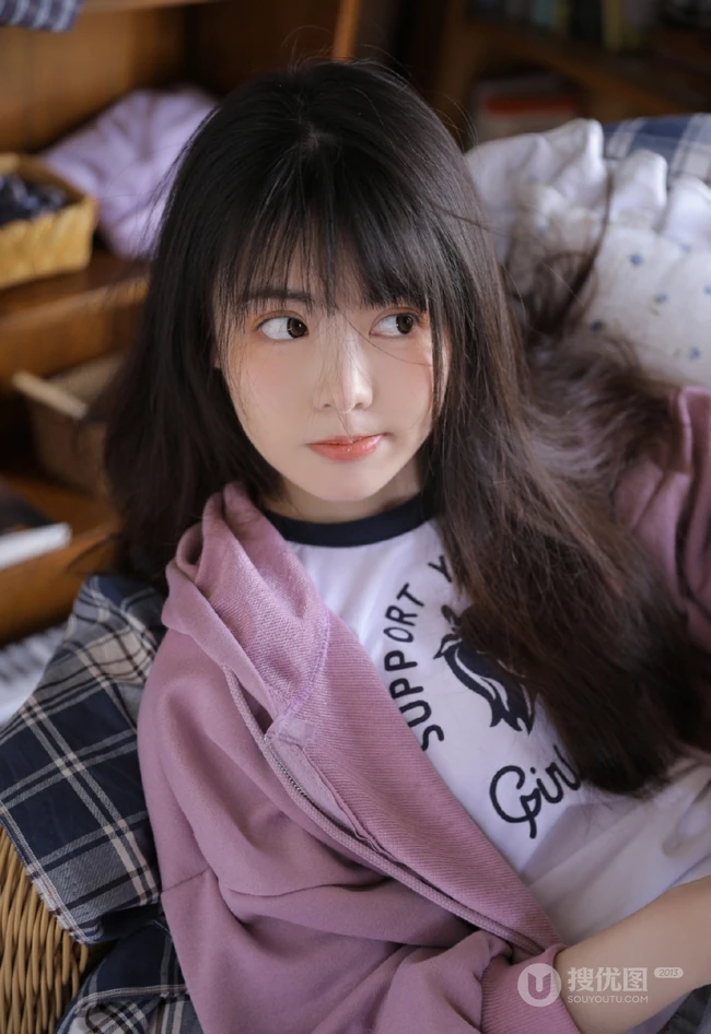 喜欢吃蓝莓的可爱卫衣短裤大眼睛萌少女居家沙发悠闲写真照片