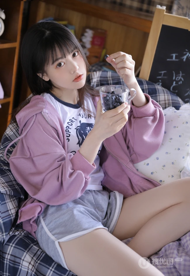 喜欢吃蓝莓的可爱卫衣短裤大眼睛萌少女居家沙发悠闲写真照片