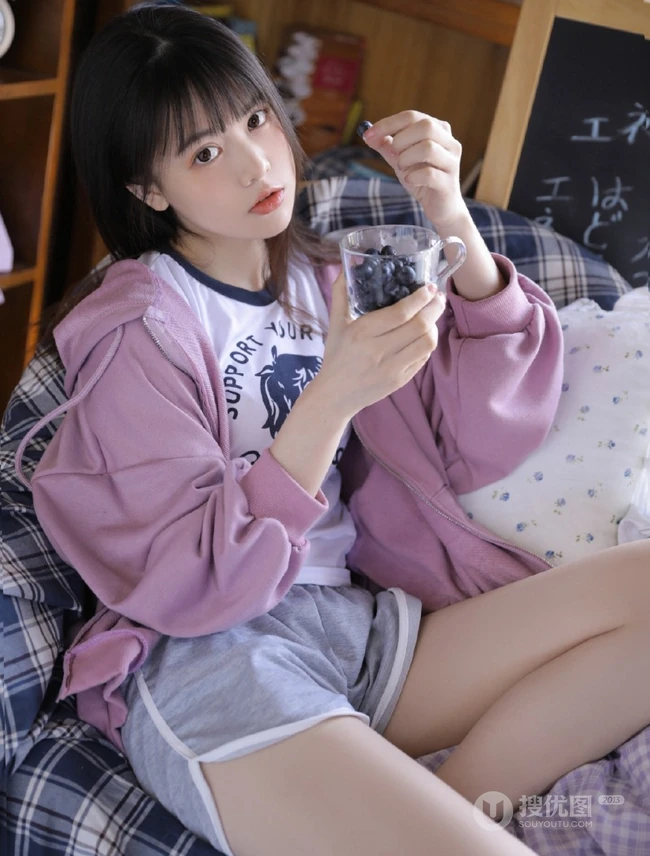 喜欢吃蓝莓的可爱卫衣短裤大眼睛萌少女居家沙发悠闲写真照片