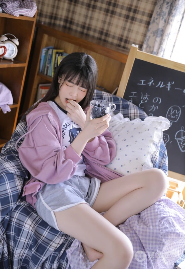 喜欢吃蓝莓的可爱卫衣短裤大眼睛萌少女居家沙发悠闲写真照片