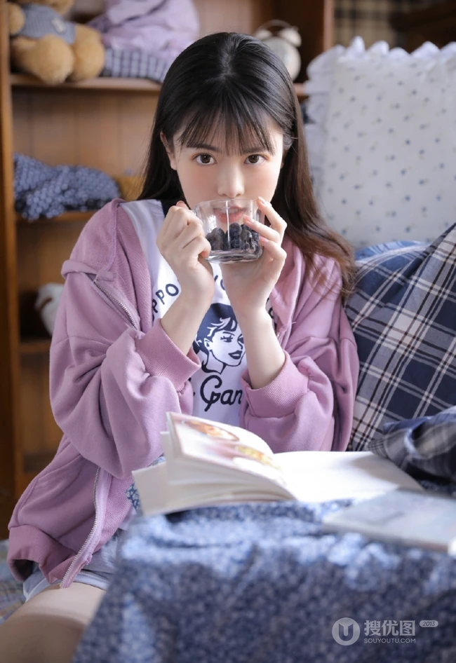 喜欢吃蓝莓的可爱卫衣短裤大眼睛萌少女居家沙发悠闲写真照片