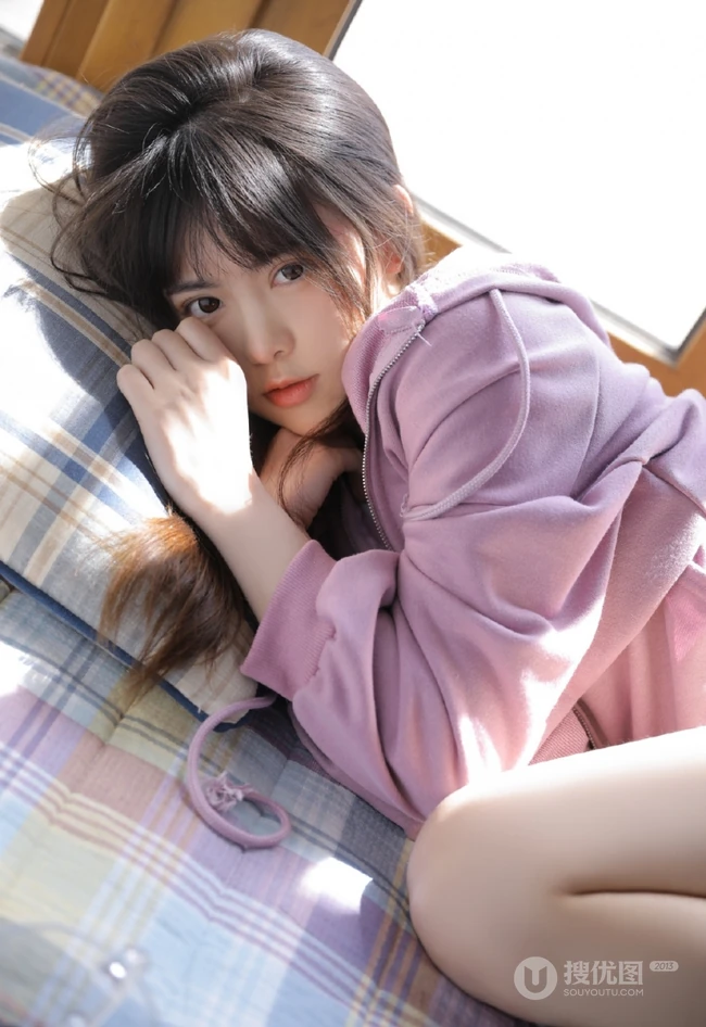 喜欢吃蓝莓的可爱卫衣短裤大眼睛萌少女居家沙发悠闲写真照片