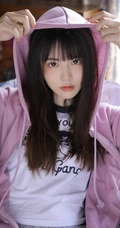 喜欢吃蓝莓的可爱卫衣短裤大眼睛萌少女居家沙发悠闲写真照片