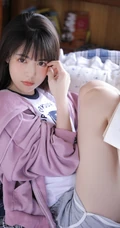 喜欢吃蓝莓的可爱卫衣短裤大眼睛萌少女居家沙发悠闲写真照片