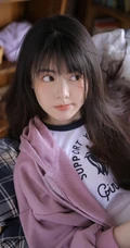 喜欢吃蓝莓的可爱卫衣短裤大眼睛萌少女居家沙发悠闲写真照片
