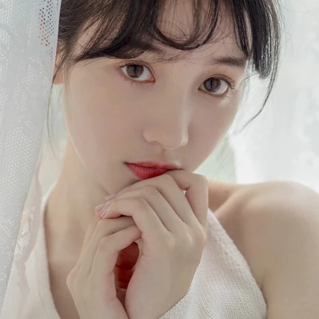 甜美网图女生头像，露背装牛仔裤穿搭的苗条甜美女生微信头像图片