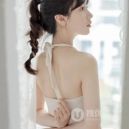 甜美网图女生头像，露背装牛仔裤穿搭的苗条甜美女生微信头像图片