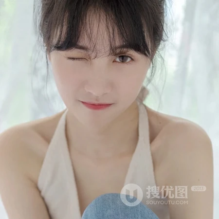 甜美网图女生头像，露背装牛仔裤穿搭的苗条甜美女生微信头像图片