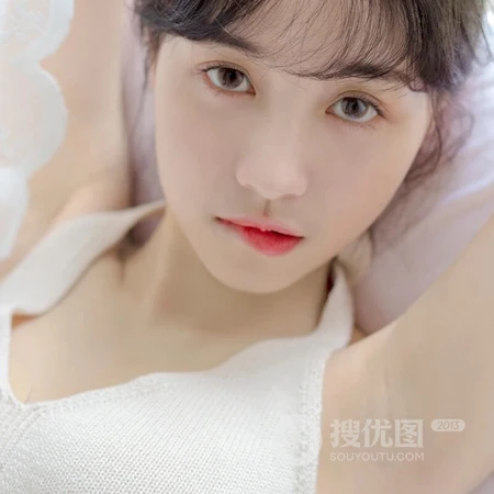 甜美网图女生头像，露背装牛仔裤穿搭的苗条甜美女生微信头像图片