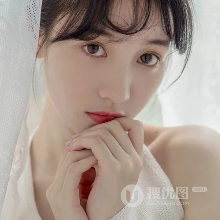 甜美网图女生头像，露背装牛仔裤穿搭的苗条甜美女生微信头像图片