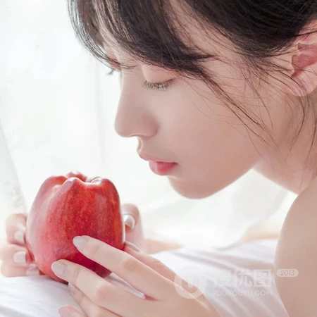 甜美网图女生头像，露背装牛仔裤穿搭的苗条甜美女生微信头像图片