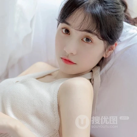甜美网图女生头像，露背装牛仔裤穿搭的苗条甜美女生微信头像图片