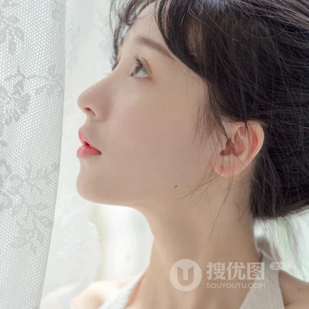 甜美网图女生头像，露背装牛仔裤穿搭的苗条甜美女生微信头像图片