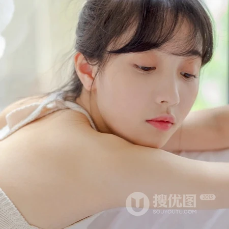 甜美网图女生头像，露背装牛仔裤穿搭的苗条甜美女生微信头像图片