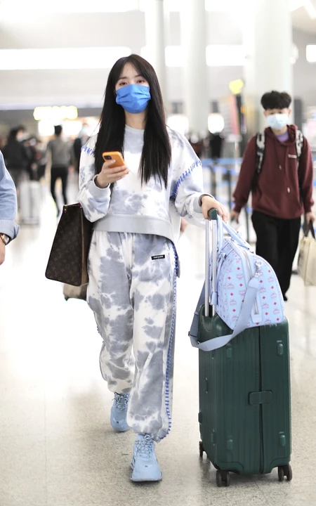 秦牛正威简单舒适卫衣套装穿搭现身机场，手拉大包，小包，旅行箱形色悠哉