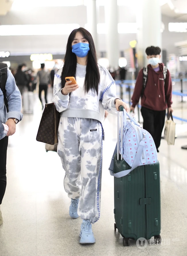 秦牛正威简单舒适卫衣套装穿搭现身机场，手拉大包，小包，旅行箱形色悠哉
