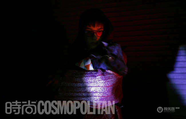 易烊千玺时尚COSMO最新杂志写真照，展高冷潮流少年的个性篇章