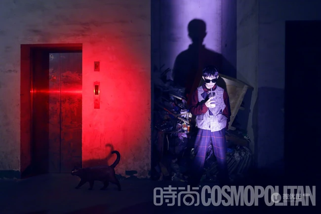 易烊千玺时尚COSMO最新杂志写真照，展高冷潮流少年的个性篇章