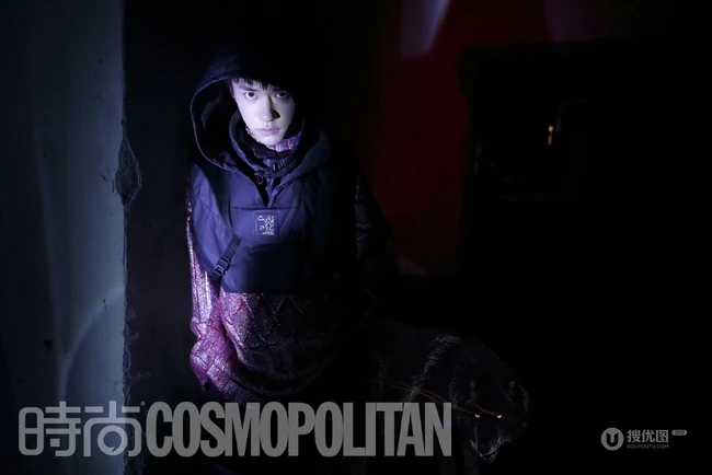 易烊千玺时尚COSMO最新杂志写真照，展高冷潮流少年的个性篇章