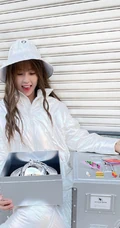 虞书欣珍珠白羽绒服穿搭卷帘门前甜美可爱街拍写真照