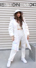 虞书欣珍珠白羽绒服穿搭卷帘门前甜美可爱街拍写真照