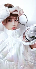 虞书欣珍珠白羽绒服穿搭卷帘门前甜美可爱街拍写真照